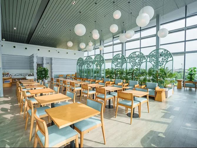 Airport Connects bridges the gap between non-aviation services and customers, providing smooth starts and complete experiences. We continuously innovate, expanding our ecosystem with business lounges, baggage assistance, airport transfers, and priority procedures, ensuring dedicated care for every journey.